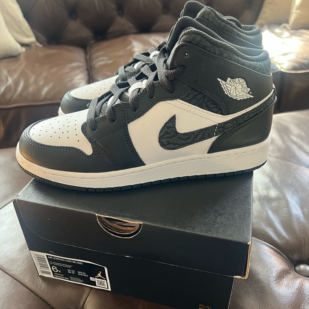 Air Jordan 1 Mid SE (GS) Black and White - Size 6Y (Never Worn w/ Original Box)